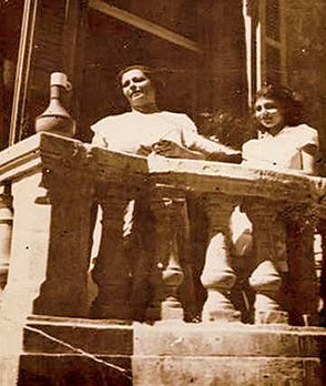 עומדת עם אמא על מרפסת ביתנו לפני שברחנו ממצריים