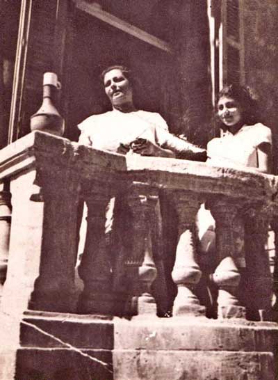 לבנה וידאל-זמיר עם אמה על מרפסת ביתה במצרים ,לפני שנאלצו לברוח